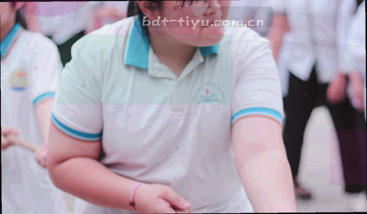 球场看台与草坪全景，灯光聚焦在中圈